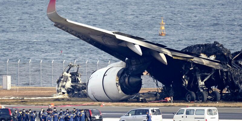 Die Bilder gingen um die Welt: Wie durch ein Wunder überlebten fast 400 Menschen an Bord eines Passagierflugzeugs in Japan ein Flammeninferno nach einer Kollision. - Foto: Uncredited/Kyodo News/AP