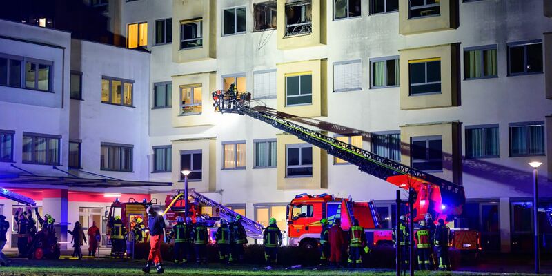 Patienten wurden auf andere Stationen der Klinik verteilt oder in umliegende Krankenhäuser gebracht. - Foto: Philipp Schulze/dpa