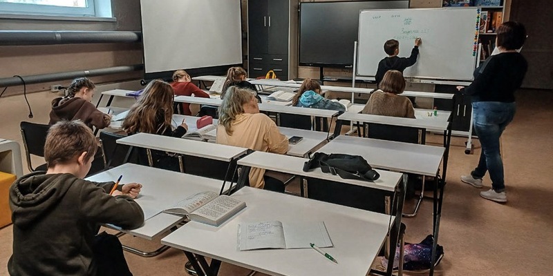 Zerstörte Schulen und fehlende Bunker: Zwei von drei Schülern in der Ukraine haben keinen regulären Unterricht - Foto: presseportal.de
