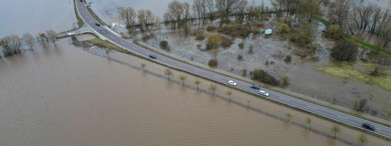 Das Hochwasser macht den Menschen - wie hier in Sachsen-Anhalt - weiterhin schwer zu schaffen. Forderungen nach einer besseren Ausstattung der Einsatzkräfte werden laut. - Foto: Jan Woitas/dpa