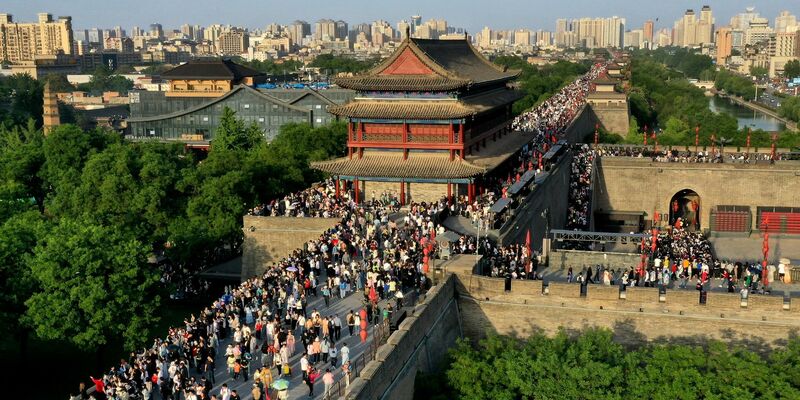 Touristen besuchen die malerische antike Stadtmauer von Xi'an. - Foto: Liu Xiao/XinHua/dpa