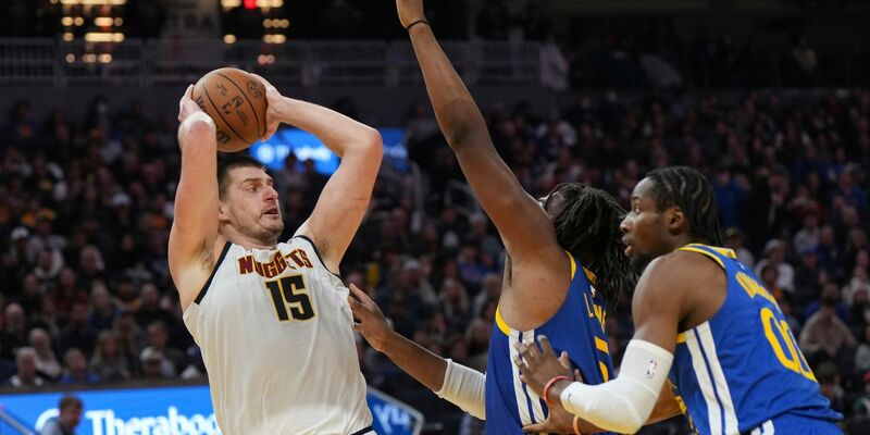 Nikola Jokic (l) war der Matchwinner für die Denver Nuggets. - Foto: Loren Elliott/AP/dpa