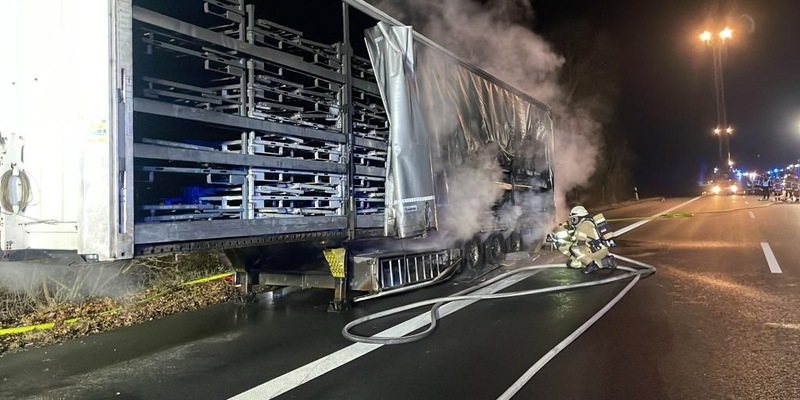 FW Lehrte: Brennender Sattelauflieger Autobahn A2 - Foto: presseportal.de
