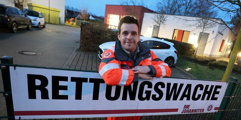 Christian Manshen beginnt seine 12-Stunden-Schicht in der Rettungswache. - Foto: Bernd Wüstneck/dpa