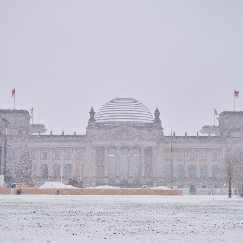 Vielerorts sind Streufahrzeuge im Einsatz. - Foto: Annette Riedl/dpa
