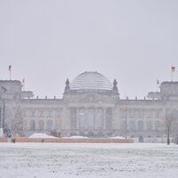 Vielerorts sind Streufahrzeuge im Einsatz. - Foto: Annette Riedl/dpa