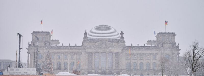Vielerorts sind Streufahrzeuge im Einsatz. - Foto: Annette Riedl/dpa