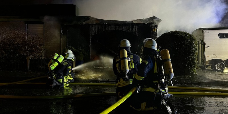 FW-PLÖ: Feuer,groß mit Menschenleben in Gefahr in Mönkeberg, 1 verletzte Person gerettet - Foto: presseportal.de