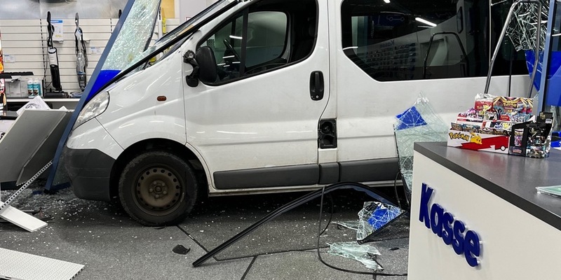 POL-GM: Blitzeinbruch - Mit dem Auto direkt ins Geschäft - Foto: presseportal.de