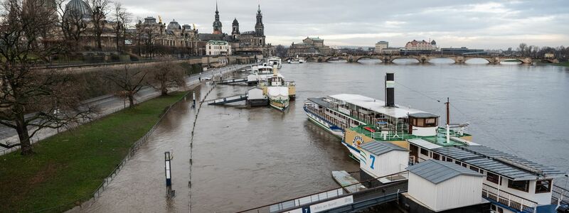 Das Terrassenufer in der Altstadt ist teilweise vom Hochwasser der Elbe überflutet und derzeit für den Verkehr gesperrt. - Foto: Robert Michael/dpa
