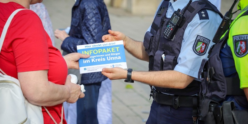 POL-UN: Bergkamen - Senioren helfen Senioren - Infostand klärt über Präventionsmaßnahmen auf - Foto: presseportal.de