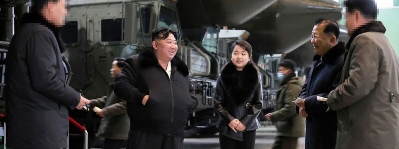 Die von der staatlichen nordkoreanischen Nachrichtenagentur KCNA zur Verfügung gestellte undatierte Aufnahme soll Machthaber Kim Jong Un mit seiner Tochter beim Besuch einer Fabrik für mobile Abschussvorrichtungen für Interkontinentalraketen zeigen. - Foto: Uncredited/KCNA/KNS/dpa
