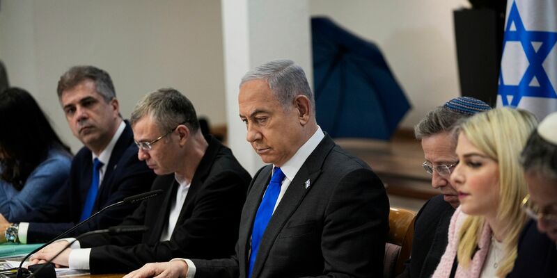 Ministerpräsident Benjamin Netanjahu (M) leitet eine Kabinettssitzung (Archivbild).
Netanjahu hat nach Medienangaben eine Sitzung vertagt, bei der heftiger Streit ausgebrochen sein soll. - Foto: Ohad Zwigenberg/AP Pool/dpa