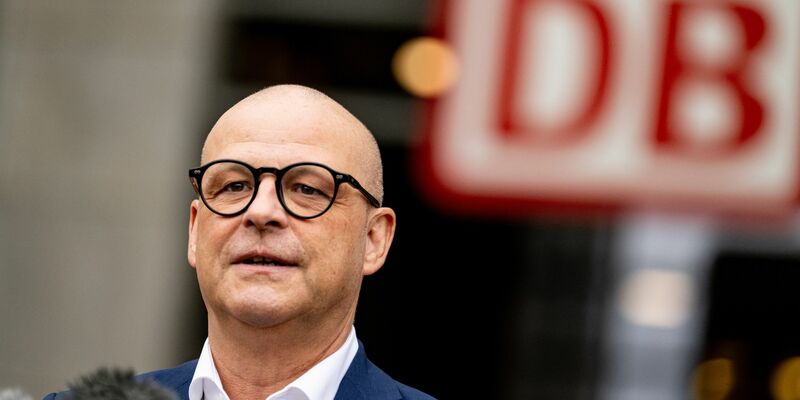 DB-Personalvorstand Martin Seiler äußert sich zu den Tarifverhandlungen zwischen der Deutschen Bahn und der Gewerkschaft Deutscher Lokomotivführer. - Foto: Fabian Sommer/dpa