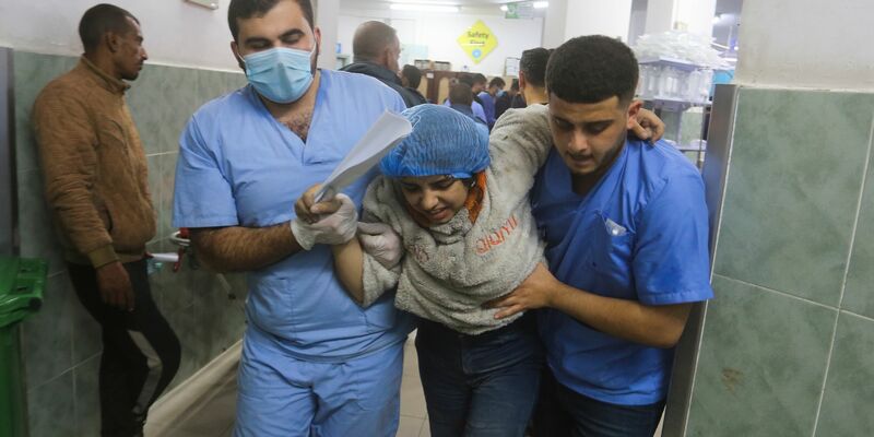 Eine Verwundete in einem Krankenhaus in Rafah (Archivbild). Laut der von der Hamas kontrollierten Gesundheitsbehörde wurden seit Kriegsbeginn am 7. Oktober mehr als 57.600 Menschen im Gazastreifen verletzt. - Foto: Hatem Ali/AP/dpa