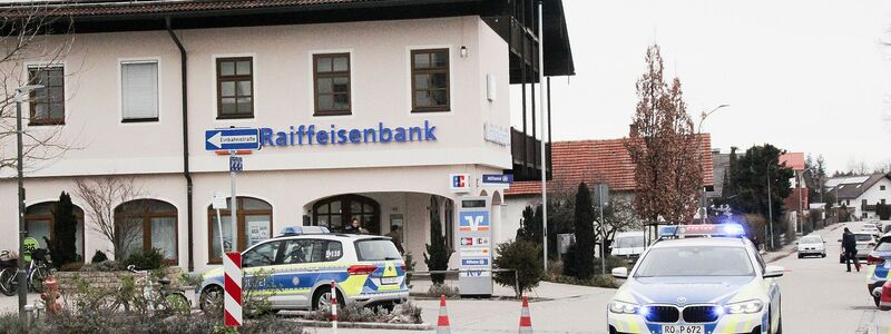 Einsatzkräfte der Polizei nach dem Überfall auf einen Geldtransporter in der Nähe einer Bank in Großkarolinenfeld in Bayern. - Foto: Josef Reisner/dpa