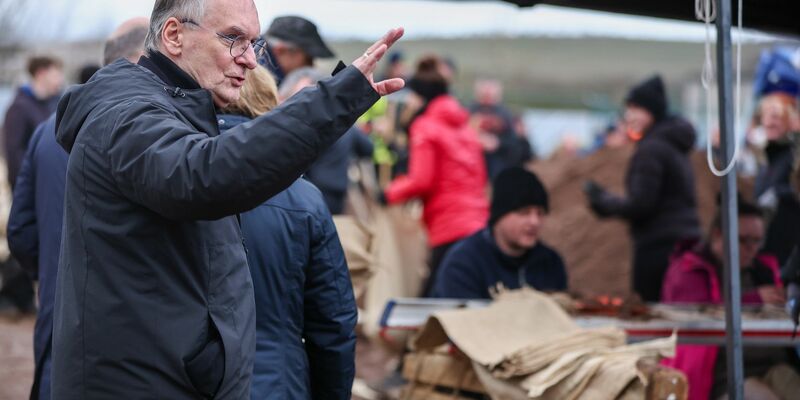 Sachsen-Anhalts Ministerpräsident Reiner Haseloff (CDU) ist bei einem Besuch im Hochwassergebiet unfreundlich empfangen worden. - Foto: Jan Woitas/dpa