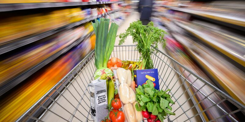 Viele Kunden stöbern auch online nach Lebensmitteln. (Symbolbild) - Foto: Julian Stratenschulte/dpa
