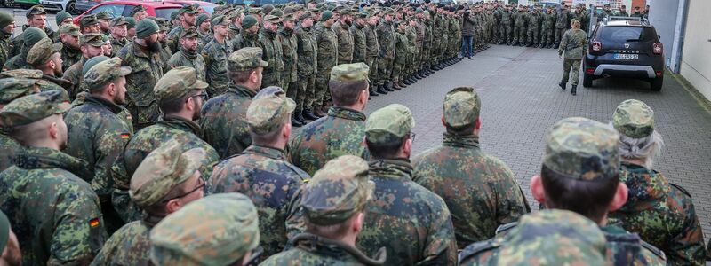 Soldaten der Bundeswehr treten vor ihrem Einsatz in Sangeshausen zu einer Einweisung an. - Foto: Jan Woitas/dpa