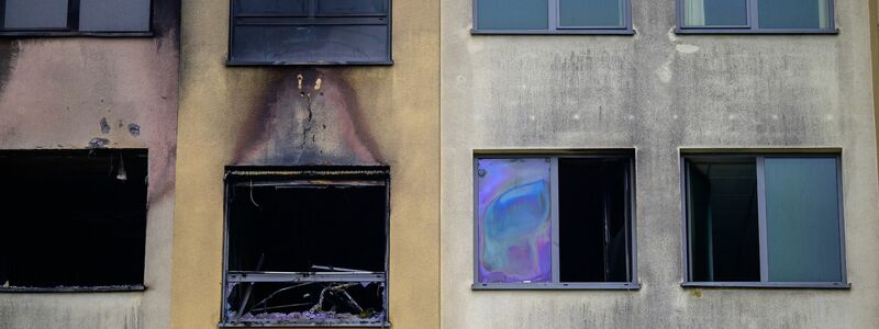 Das Feuer war am späten Donnerstagabend im dritten Stock der Klinik ausgebrochen. - Foto: Philipp Schulze/dpa