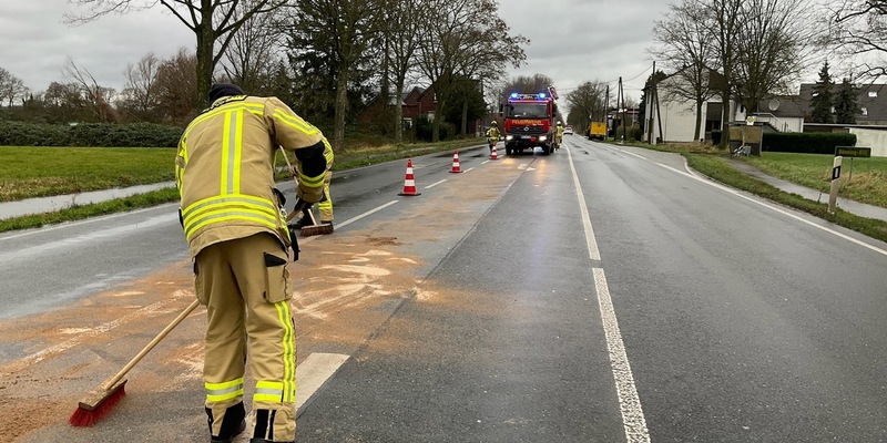 FW Alpen: Ölspur auf der B57 - Foto: presseportal.de