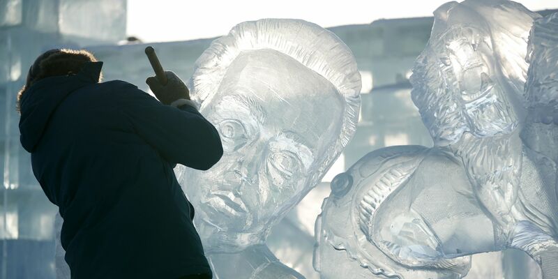 Ein Teilnehmer des Wettbewerbs arbeitet an einer Eisskulptur beim Internationalen Eisskulpturenwettbewerb. - Foto: Wang Jianwei/XinHua/dpa