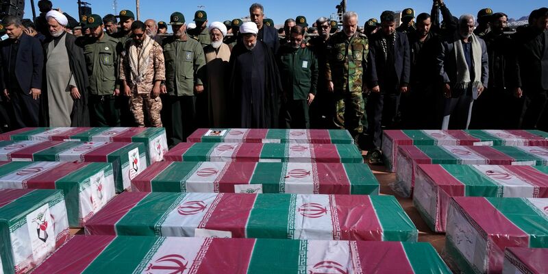 Trauernde beten bei einer Trauerzeremonie für die Anschlagsopfer im Iran. - Foto: Vahid Salemi/AP/dpa