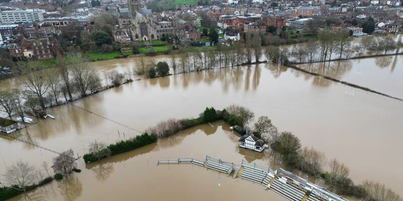 Der Worcestershire Cricket Ground ist nach starken Regenfällen überschwemmt. - Foto: David Davies/PA Wire/dpa