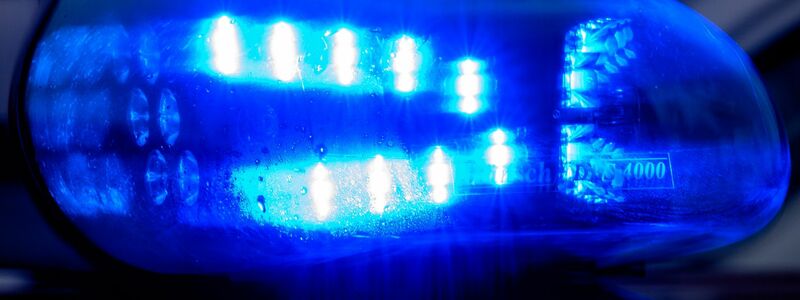 Blaulicht leuchtet auf einem Fahrzeug der Polizei (Symbolbild). - Foto: Klaus-Dietmar Gabbert/dpa