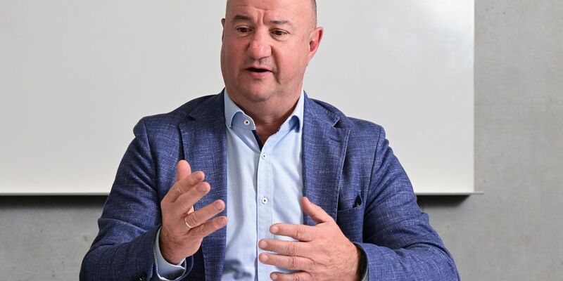 Michael Brecht, Vorsitzender Gesamtbetriebsrat der Daimler Truck AG, hat die Sparziele des Nutzfahrzeugherstellers kritisiert. - Foto: Bernd Weißbrod/dpa