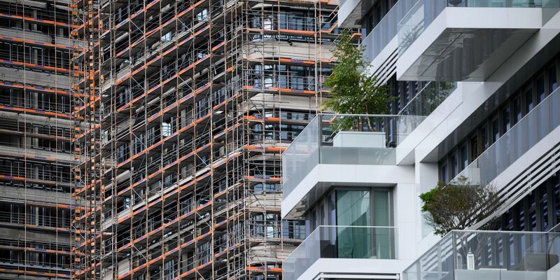 Die Bauzinsen fallen seit Wochen - für Immobilienkäufer mit sehr guter Kreditwürdigkeit sind sie laut einer neuen Studie nun unter die Marke von drei Prozent gesunken. - Foto: Bernd von Jutrczenka/dpa