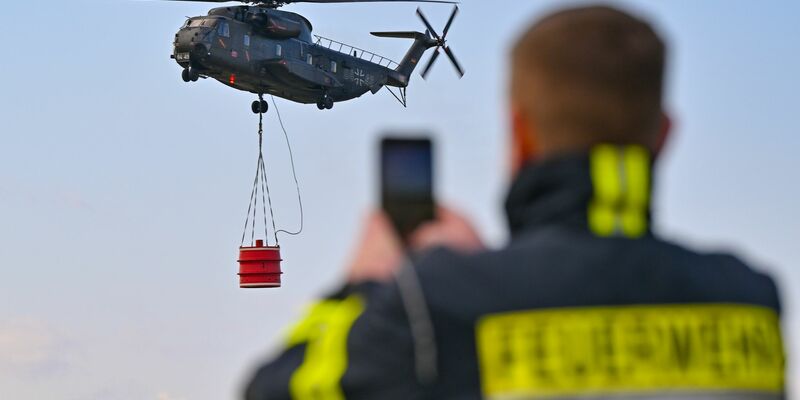 Hubschrauber sind bei Wald- und Flächenbränden unverzichtbar. - Foto: Patrick Pleul/dpa