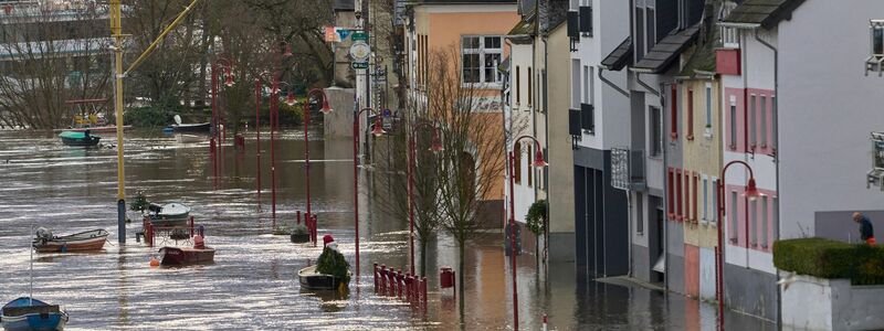 Die Mosel hat die Altstadt von Zell überflutet. - Foto: Thomas Frey/dpa