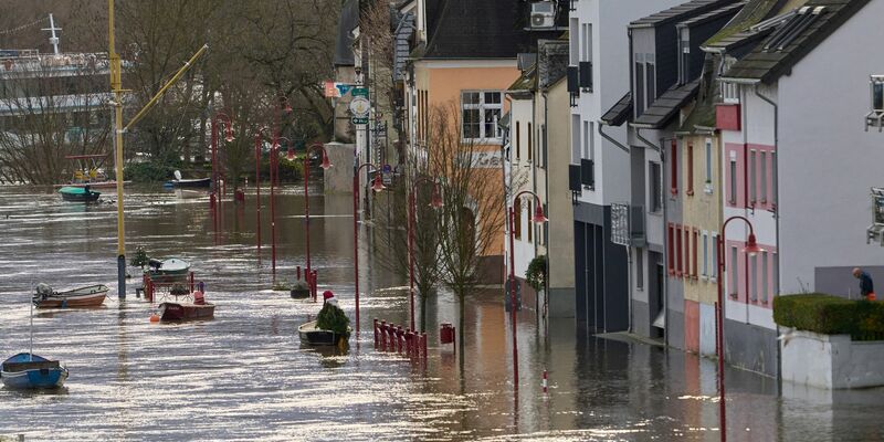 Die Häuser der Uferstraße der Rheininsel Niederwerth stehen im Hochwasser des Rheins. - Foto: Thomas Frey/dpa
