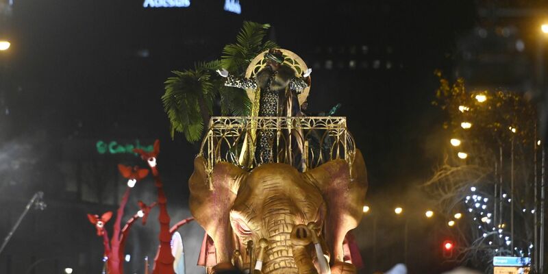 Der Heilige König Balthasar bei einem  großen Umzug durch die Stadtmitte der spanischen Hauptstadt. - Foto: Alberto Ortega/EUROPA PRESS/dpa