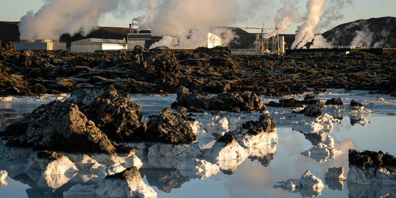 Neben der Blauen Lagune steigt im November 2023 Dampf vom geothermischen Kraftwerk Grindavik auf. - Foto: Raul Moreno/SOPA Images via ZUMA Press Wire/dpa