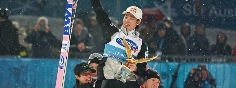 Der Japaner Ryoyu Kobayashi wird von seinen Mannschaftskameraden auf den Schultern getragen. - Foto: Daniel Karmann/dpa