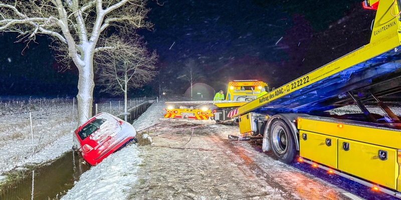 FW Flotwedel: PKW kommt von schneeglatter Fahrbahn ab - Foto: presseportal.de