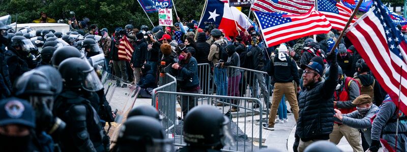 Unterstützer von Präsident Trump wurden 2021 von Beamten der US-Kapitolpolizei vor dem Regierungssitz konfrontiert. - Foto: Manuel Balce Ceneta/AP