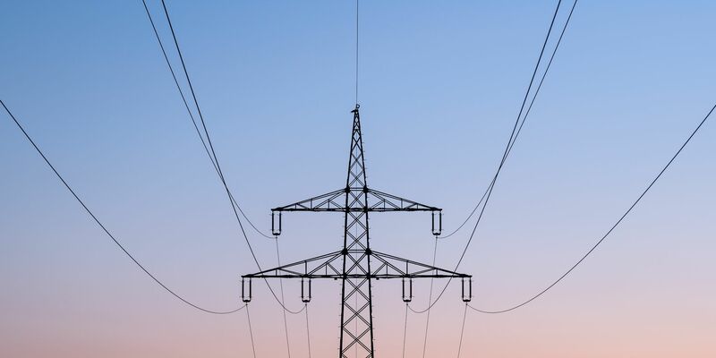 Droht das örtliche Stromnetz zusammenzubrechen, sollen Netzbetreiber künftig den Stromverbrauch von Wärmepumpen und privaten Ladestationen herunterregeln können. - Foto: Silas Stein/dpa