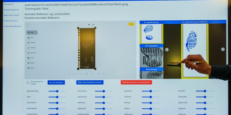 Ein sichergestellter Schuhabdruck von einem Tatort wird mit Hilfe von Künstlicher Intelligenz mit vorhandenen Datensätzen verglichen. - Foto: Andreas Arnold/dpa