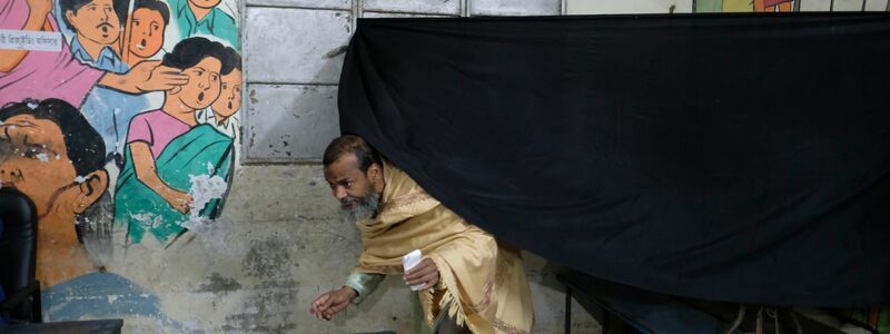 Ein Mann gibt in Dhaka seine Stimme ab. - Foto: Mahmud Hossain Opu/AP