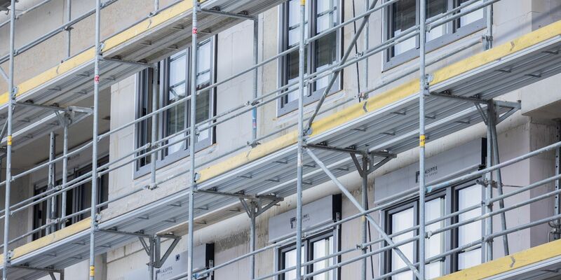 Der Wohnungsbau in Deutschland stockt seit längerem. Das Ifo-Institut schätzt, dass 2024 lediglich 225.000 Wohnungen fertig gestellt werden nach geschätzt 270.000 im vergangenen Jahr. - Foto: Rolf Vennenbernd/dpa