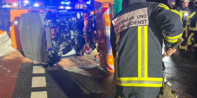 FW-BO: Umgekipptes Streufahrzeug auf der Universitätsstraße - Foto: presseportal.de