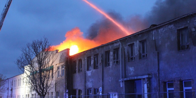 FW LK Leipzig: Dachstuhlbrand im ehemaligen Produktionsgebäudes des VEB Sachsenpelz - Naunhof - Foto: presseportal.de