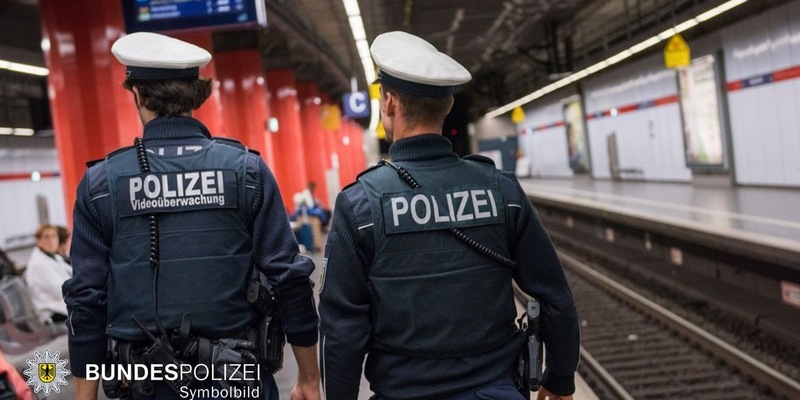 Bundespolizeidirektion München: Gleissturz endete glimpflich / 52-jähriger Rollstuhlfahrer von Reisenden aus Gleis geborgen - Foto: presseportal.de