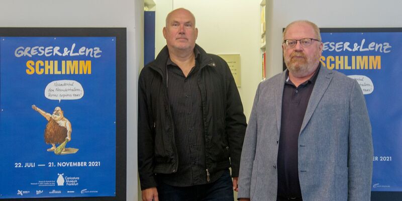 Die Zeichner Achim Greser (r) und Heribert Lenz 2021 im Caricatura Museum Frankfurt. - Foto: Bernd Kammerer/dpa