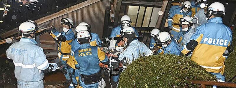 Polizisten retten im japanischen Suzu eine Frau aus einem eingestürzten Haus. - Foto: Uncredited/Metropolitan Police Department via Kyodo News/AP/dpa