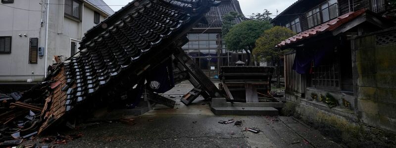 Ein Teil eines vom Erdebeben beschädigten Tempels im japansichen Wajima. - Foto: Hiro Komae/AP/dpa