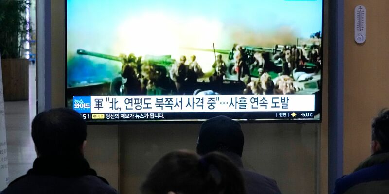 Eine Nachrichtensendung zeigt ein Archivbild von einer nordkoreanischen Militärübung auf einem Monitot im Seouler Bahnhof. Die Spannungen auf der koranischen Halbinsel haben sich zuletzt verschärft. - Foto: Ahn Young-joon/AP/dpa